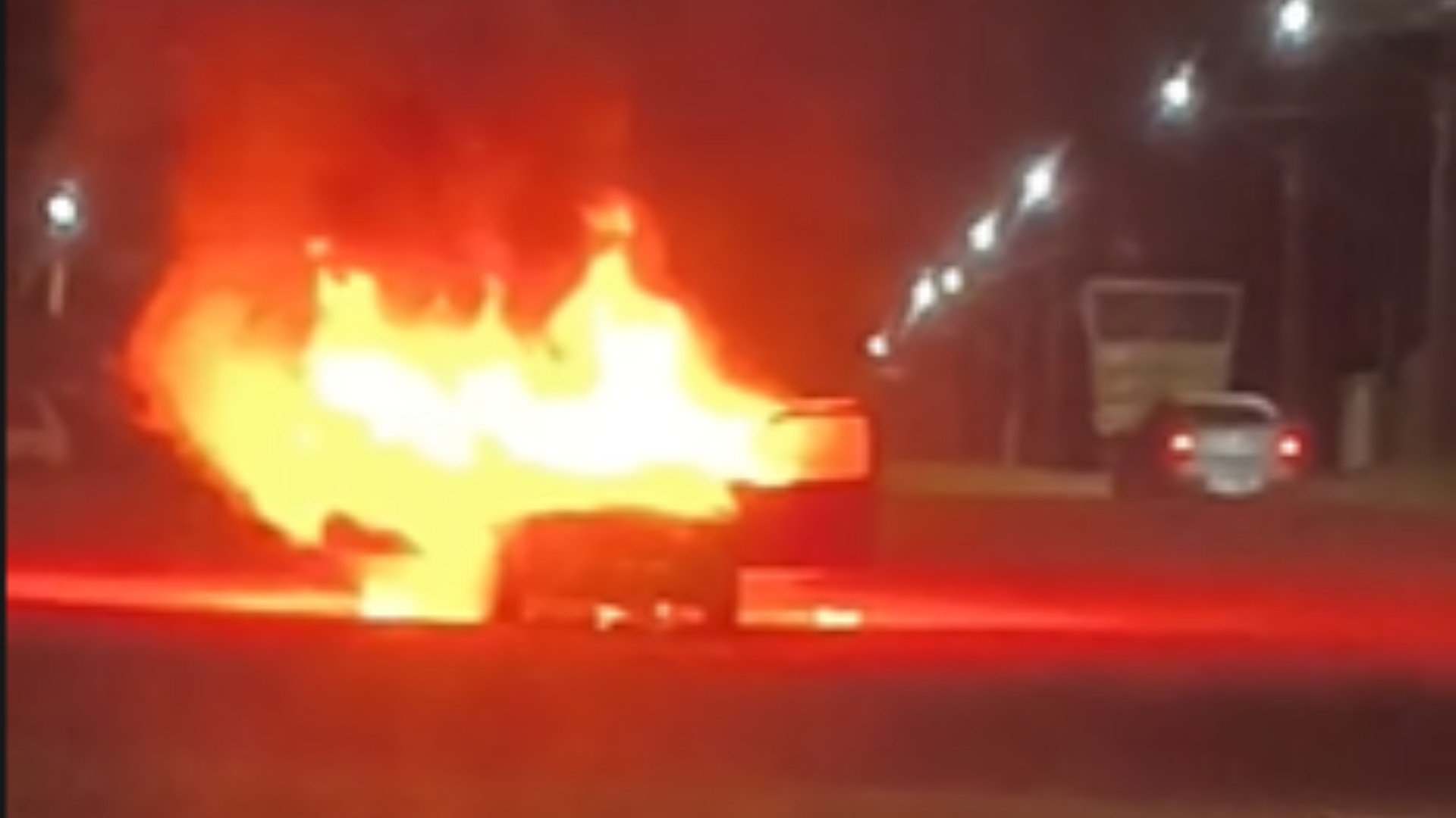 VÍDEO: Carro é incendiado e tem perda total em Ribas do Rio Pardo