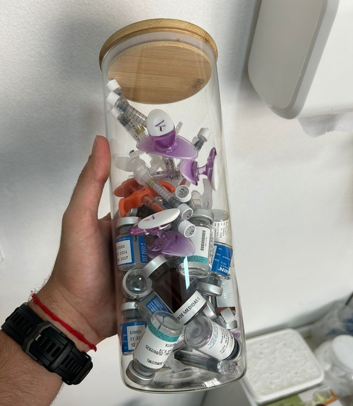 Fisioterapeuta é presa suspeita de vender e aplicar medicamentos para emagrecimento em Araruama