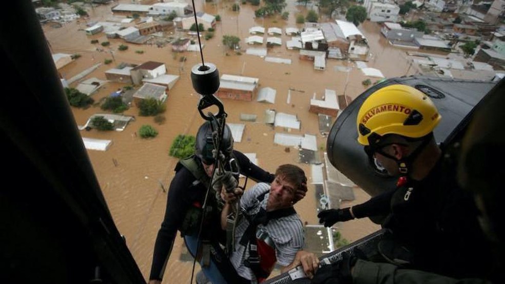 Homem foi resgatado por helicóptero em Canoas no sábado (4/5) — Foto: RENAN MATTOS/REUTERS via BBC