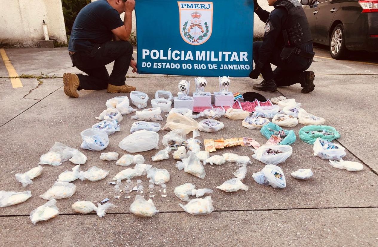 Polícia prende suspeito de gerenciar tráfico próximo a creche em comunidade de Petrópolis