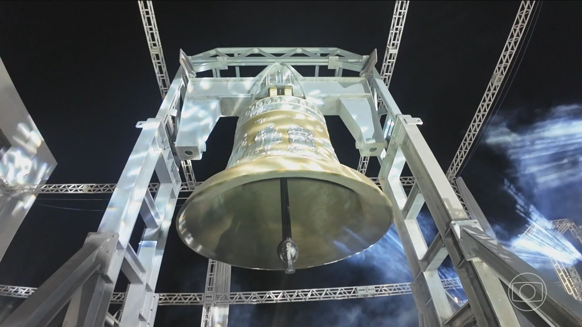 Católicos celebram a inauguração de um sino gigante em Goiás