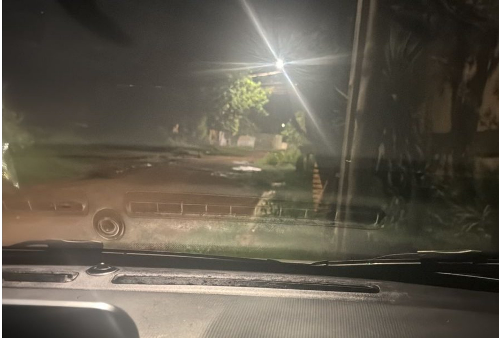 Homem é preso após avançar com carro contra mulher e quebrar dente da vítima