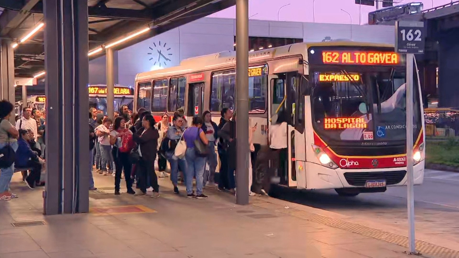 Rodoviários e empresas de ônibus do Rio voltam a negociar nesta segunda-feira no TRT