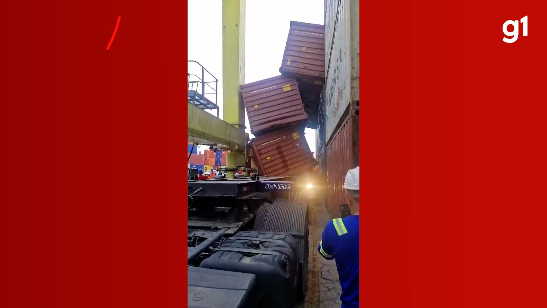 VÍDEO: motorista escapa ileso após contêineres caírem sobre carreta em porto de Manaus