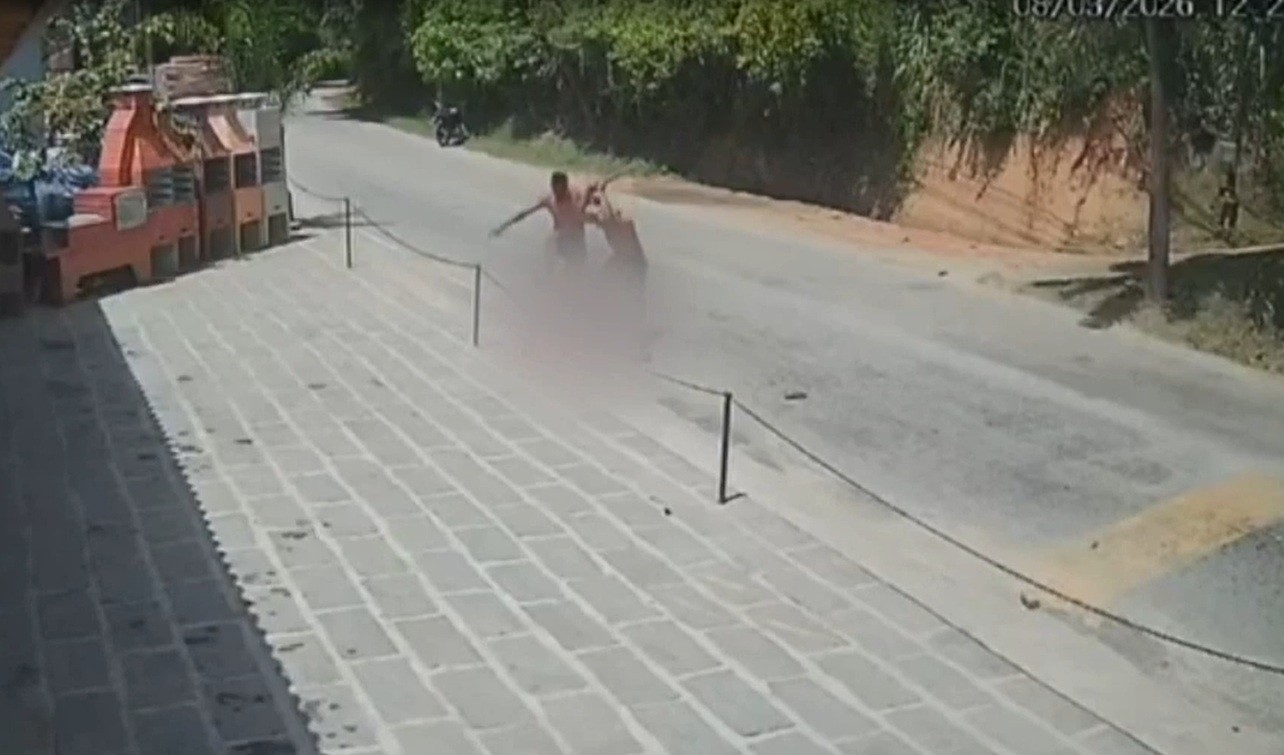 Vídeo: homem é atacado com pauladas e pedradas em Petrópolis