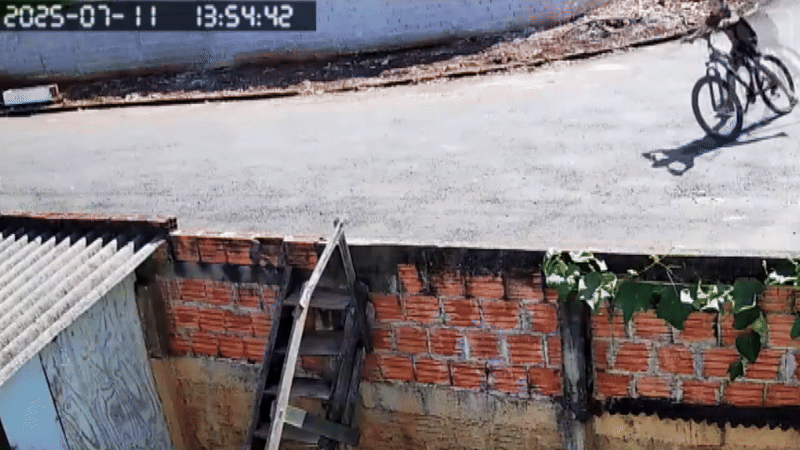 Criança cai de telhado ao perder controle da bicicleta