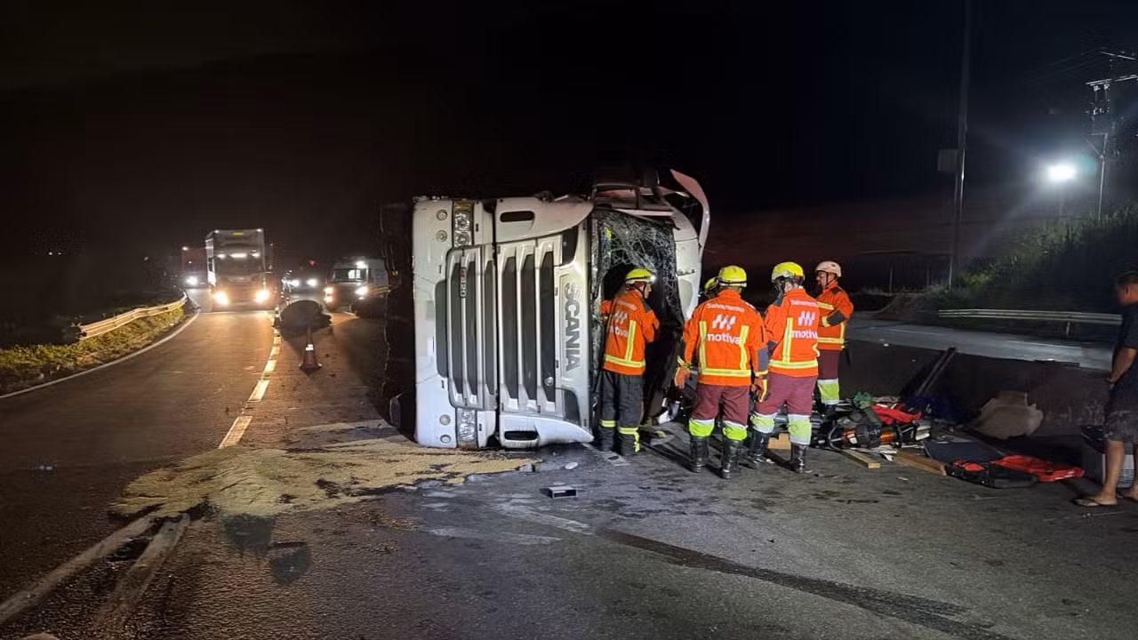 Carreta tomba e deixa homem morto na Via Dutra, em Barra Mansa