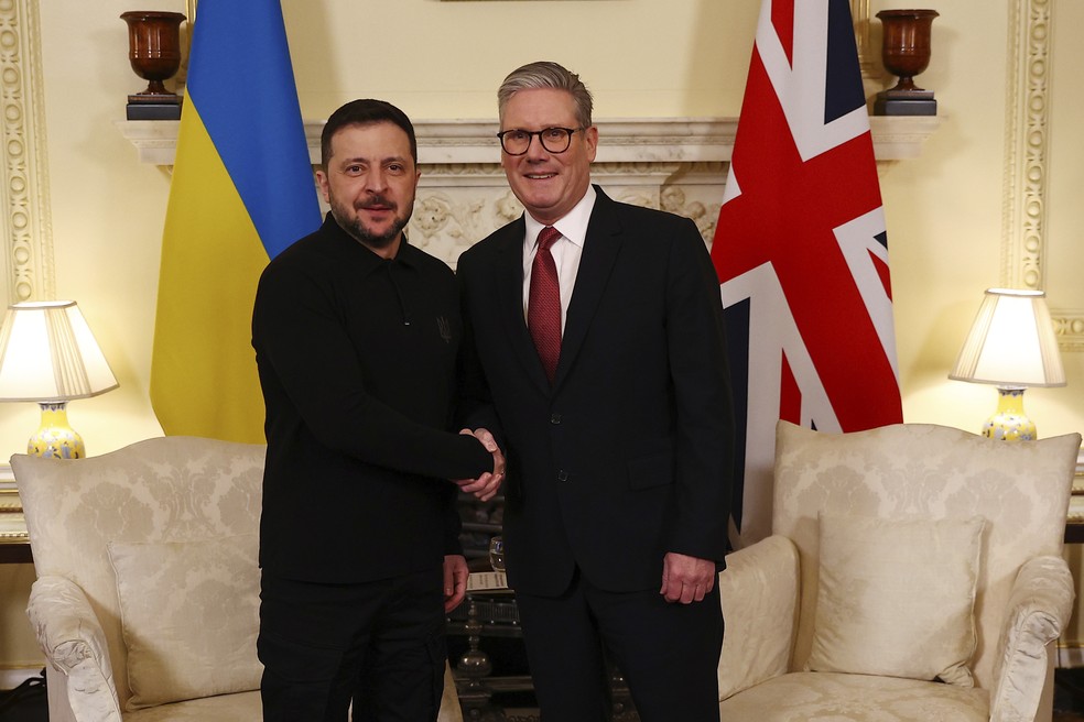 Primeiro-ministro do Reino Unido, Keir Starmer, recebe presidente da Ucrânia, Volodymyr Zelensky, em sua residência presidencial em Londres em 1º de março de 2025. — Foto: Peter Nicholls/Pool Photo via AP