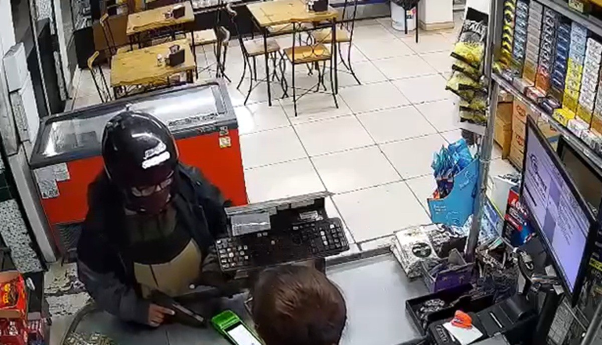 Mulher armada rende funcionária e assalta mercado em Cabo Frio; VÍDEO