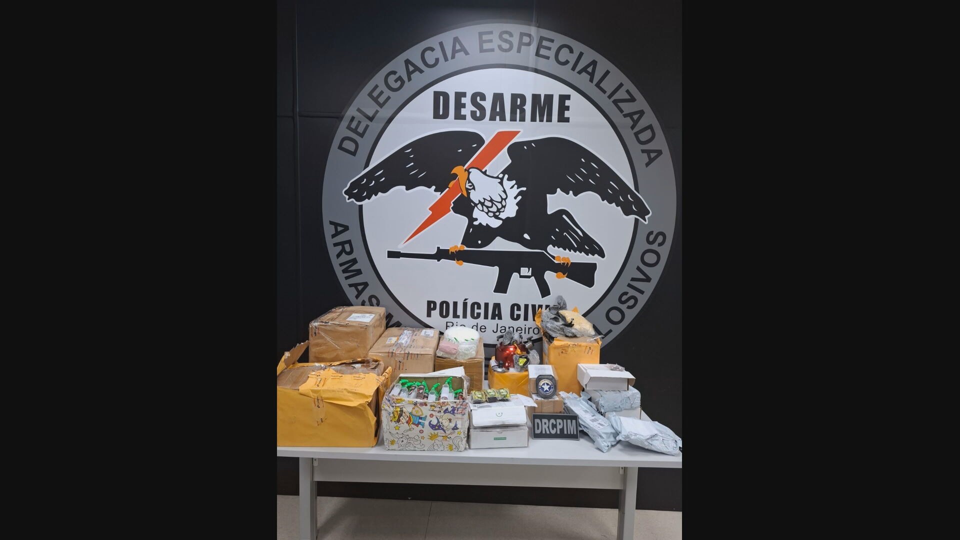 Receita Federal e Polícia Civil apreendem drogas e celulares em encomendas nos Correios do Rio