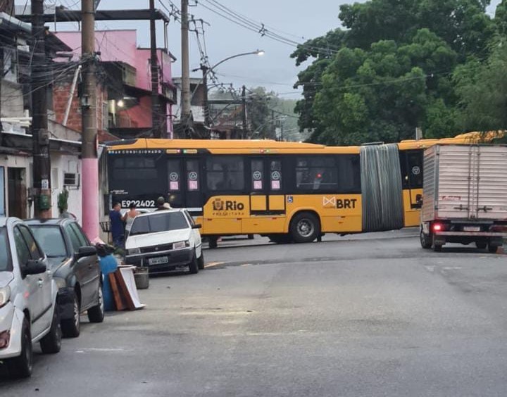 Ônibus do BRT desgovernado atinge casa em Deodoro