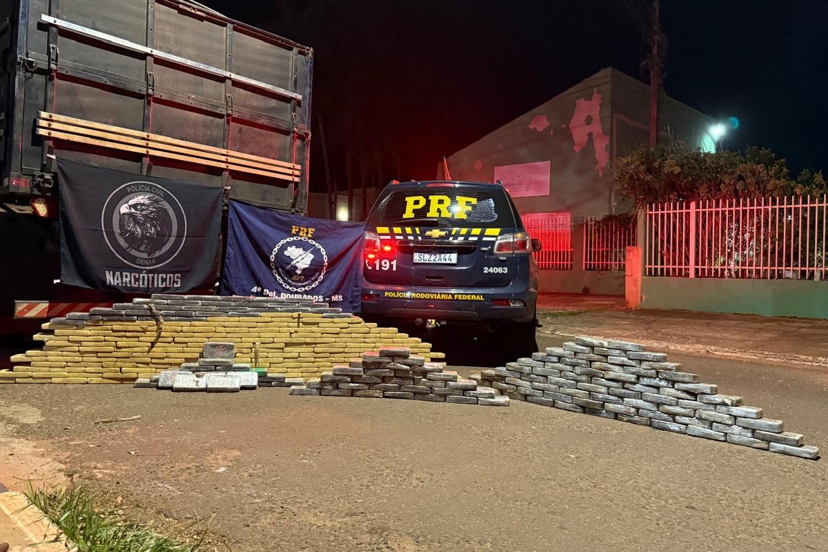 Dupla é presa com 300 kg de cocaína escondida em fundo falso de carreta em MS