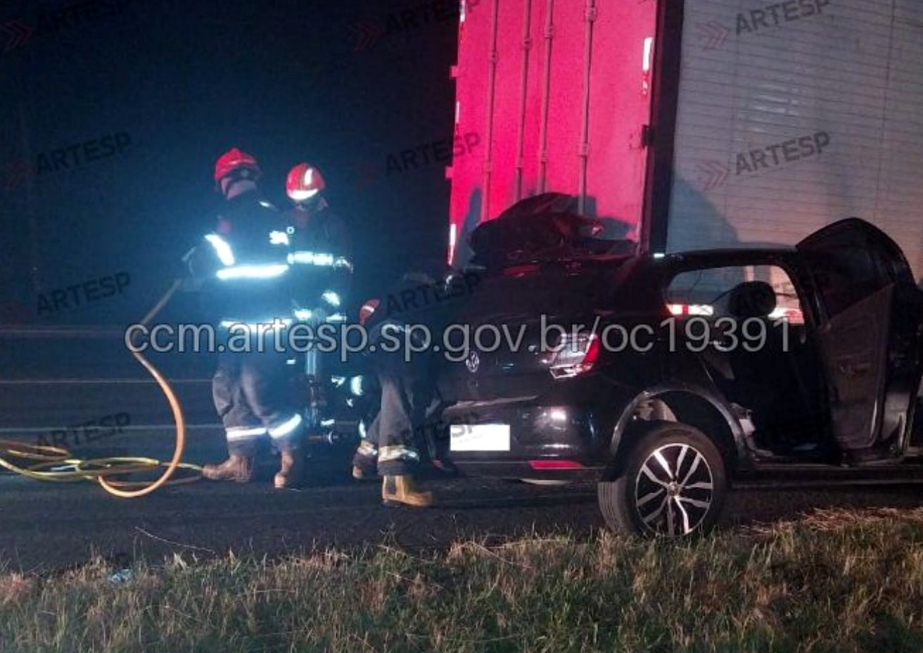 Policial militar e passageiro de carro morrem em grave acidente no interior de SP