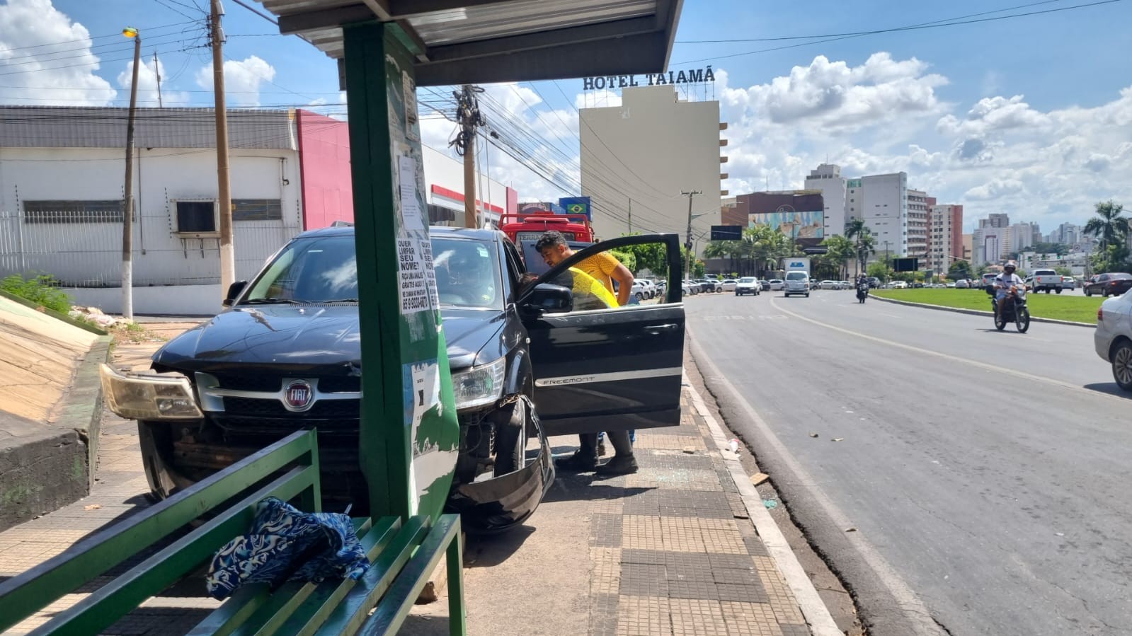 Motorista desmaia no volante, destrói quatro motos de concessionária e carro para em ponto de ônibus em Cuiabá 