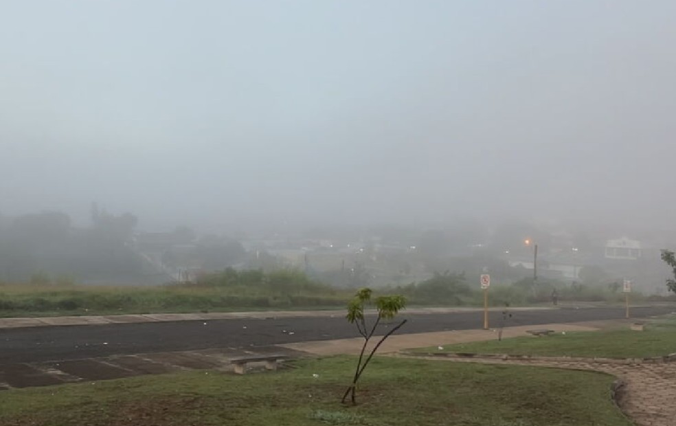 1 de 3
Bauru (SP) amanheceu com neblina nesta quarta-feira (17) — Foto: Carlos Torrente/TV TEM