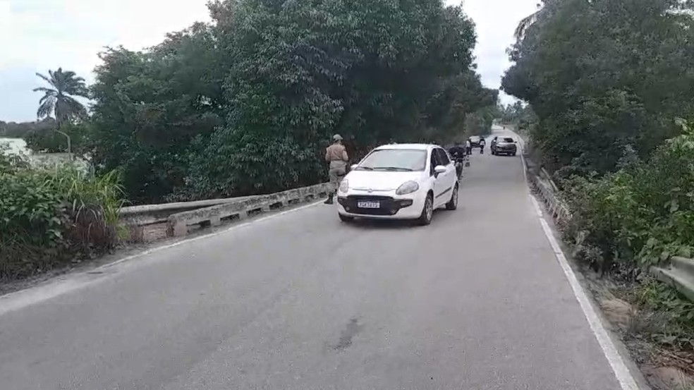 Ponte entre Alhandra e Caaporã apresenta risco de desabamento — Foto: Reprodução / TV Cabo Branco