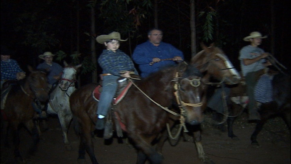 Cavalgadas em busca do Unhudo em 2011, na cidade de Mineiros do Tietê (SP) — Foto: Reprodução/TV TEM