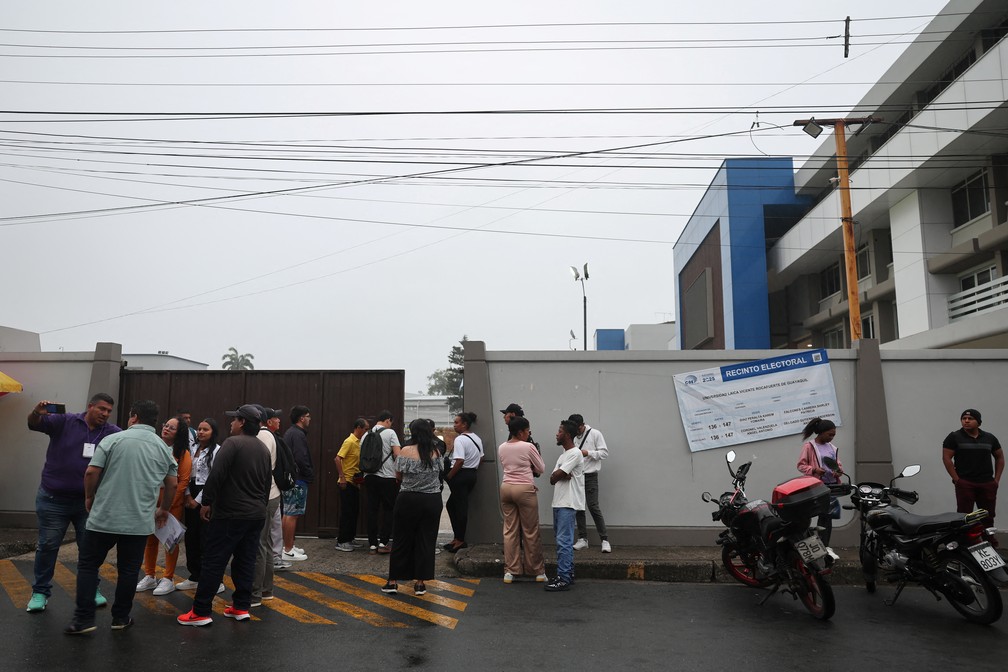 Pessoas fazem fila para votar no dia da eleição presidencial, em Guayaquil, Equador, em 9 de fevereiro de 2025. — Foto: REUTERS/Luisa Gonzalez