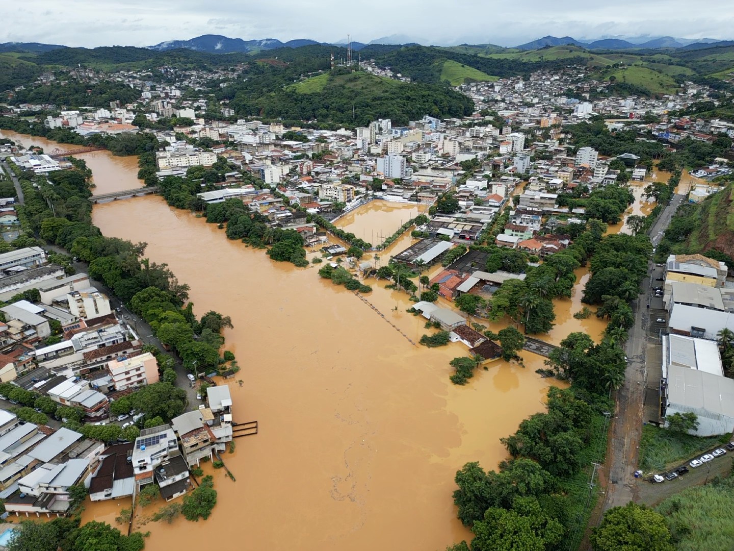 Temporal atinge Cataguases e deixa centenas de famílias fora de casa; cidade tem um desaparecido