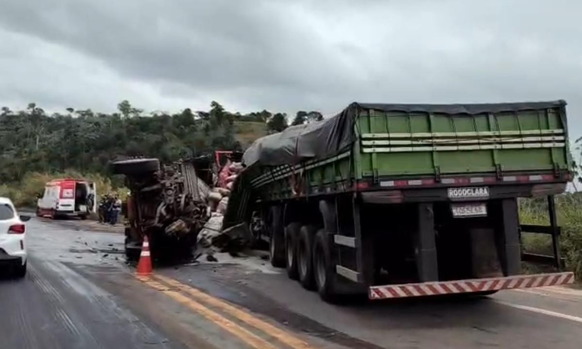 Motorista morre após carreta bater de frente com outra em curva de rodovia na Bahia 