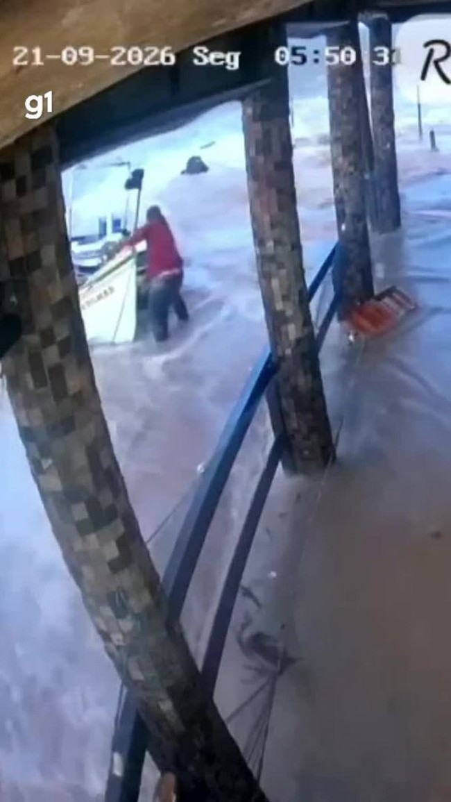 Mar avan&ccedil;a r&aacute;pido, destr&oacute;i barcos, invade restaurante e assusta pescadores no Sul de SC