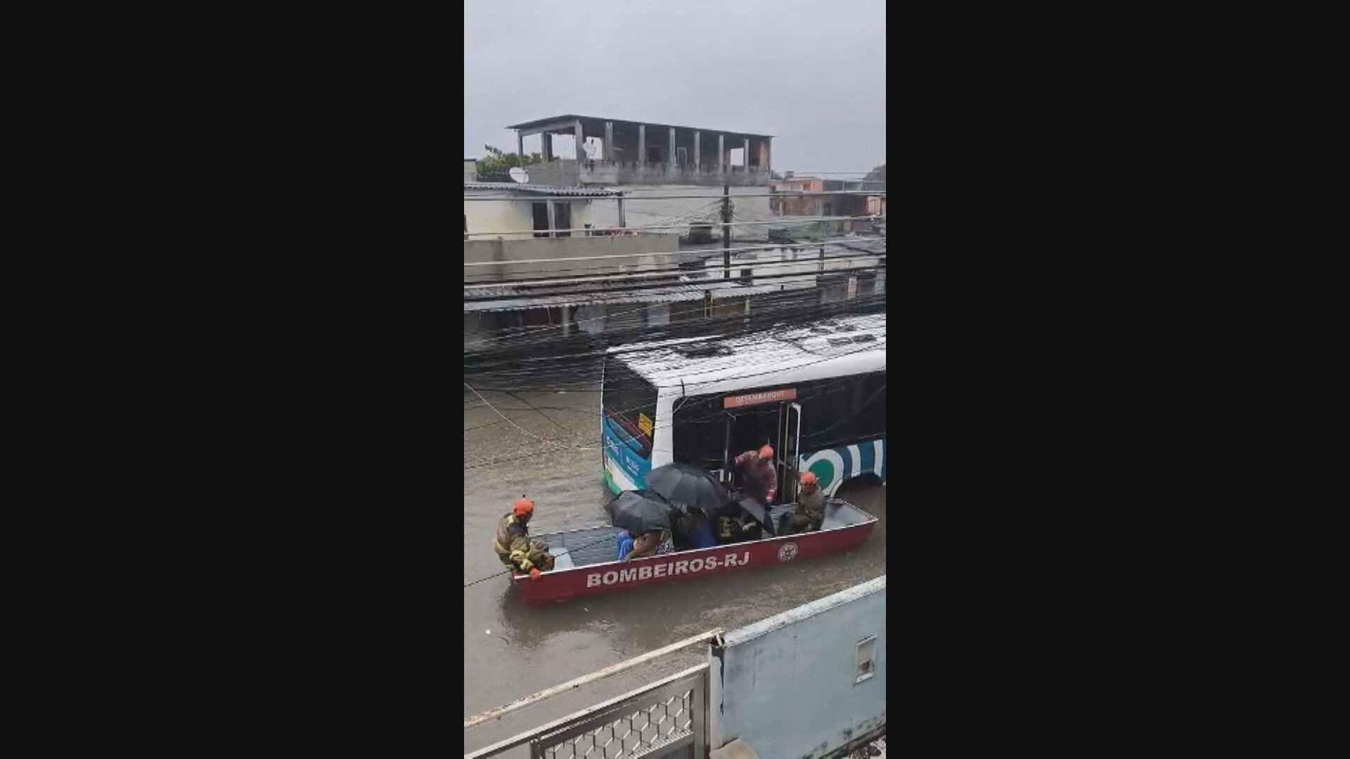 Passageiros de ônibus ficam ilhados em temporal no Rio e são resgatados de bote; chuva também afeta trens