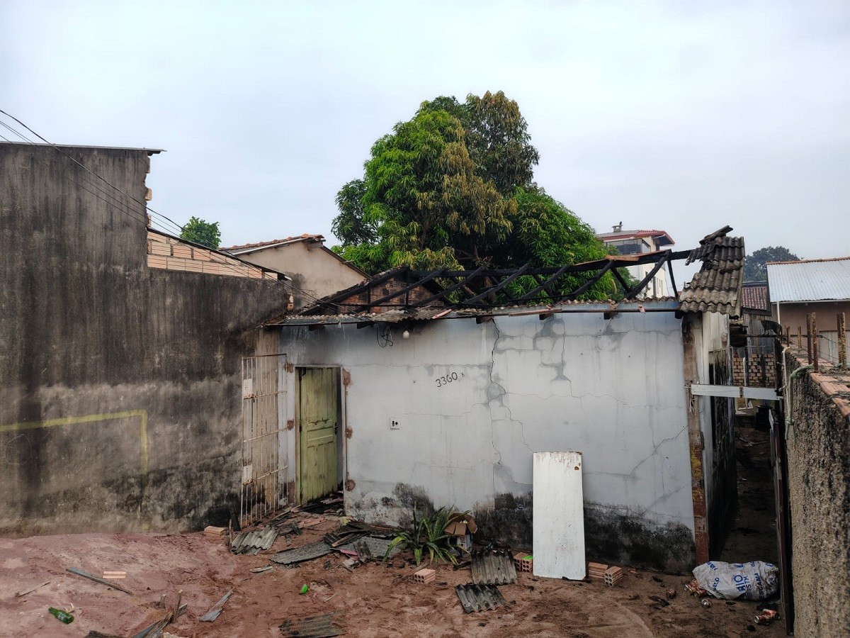 
Incêndio destrói casa no bairro Mapiri, em Santarém; casal perde todos os pertences