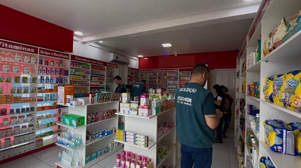 Farmácias clandestinas são interditadas durante fiscalização em Manaus. — Foto: Divulgação/Procon-AM