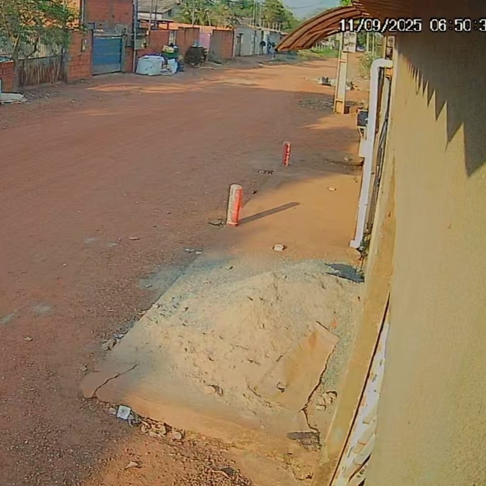 PM é visto voltando para casa a pé poucos minutos depois da morte de Rozeli — Foto: Reprodução