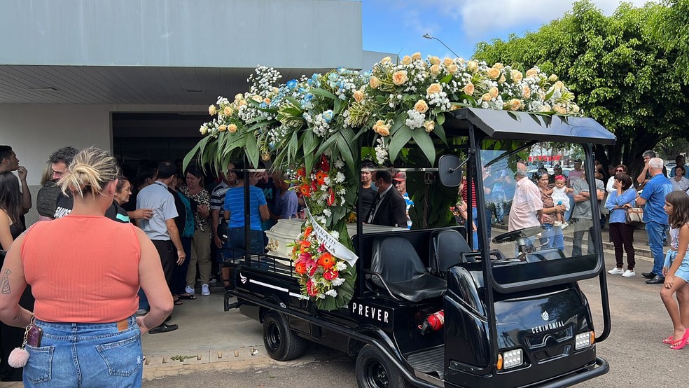 Sepultamento de mulher que morreu em acidente na BR-135, em Marília (SP), reúne pessoas  — Foto: Ana Carolina Levorato/TV TEM