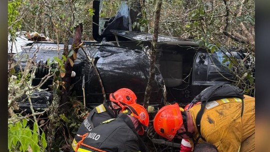Helicóptero cai em área de mata e mobiliza equipes de resgate