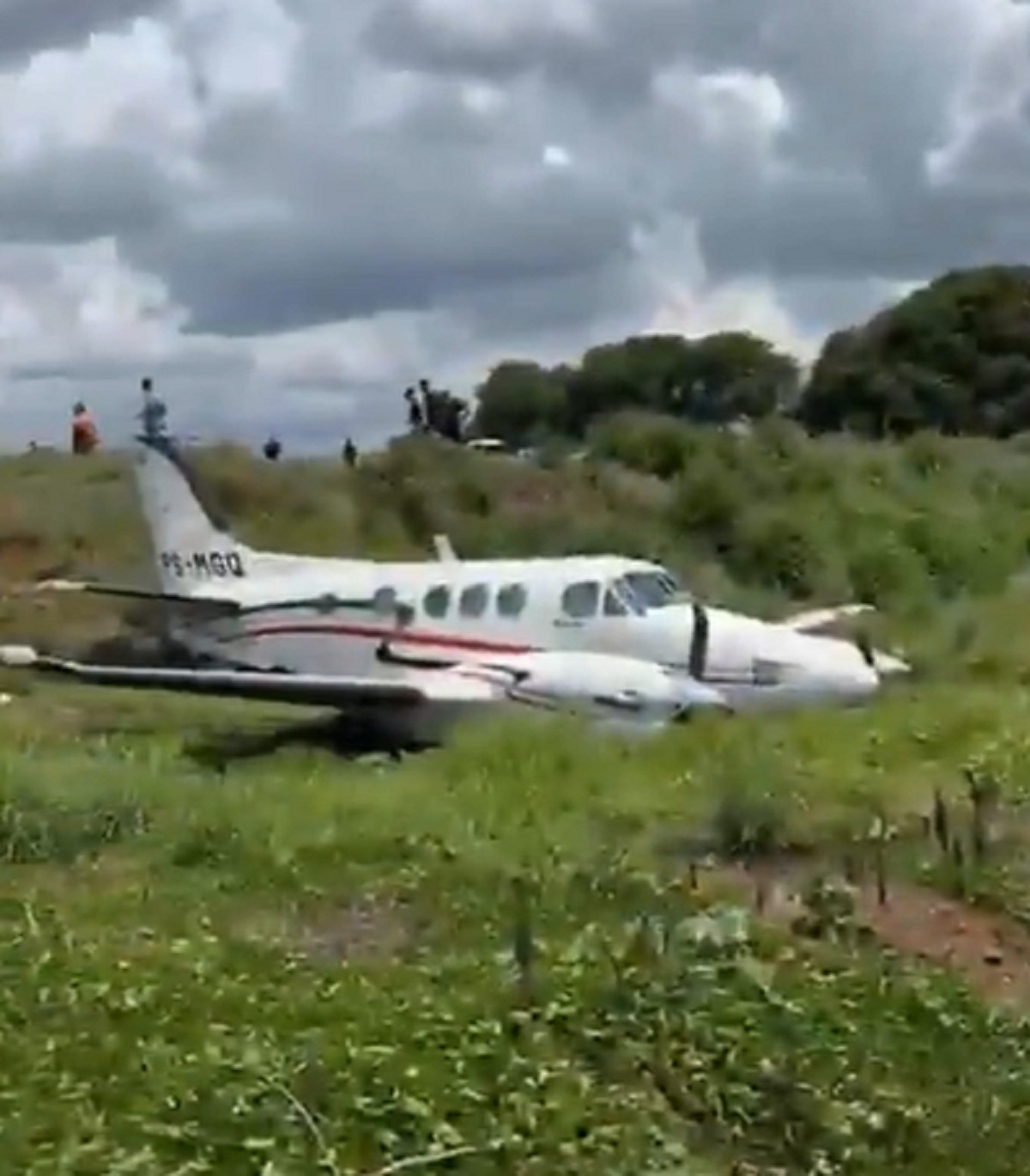 Avião de pequeno porte sai da pista em aeroporto de MG; VÍDEO