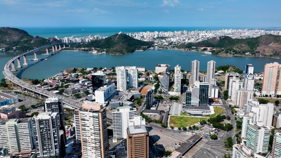 Vista área de Vitória, Terceira Ponte e Vila Velha, no Espírito Santo — Foto: Reprodução/A Gazeta/Arquivo