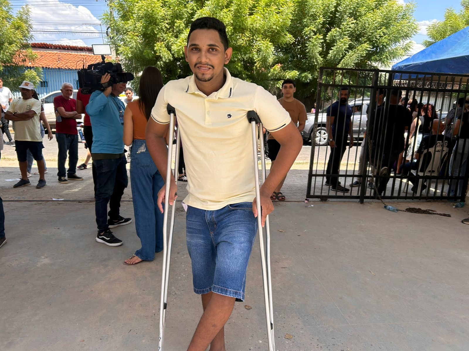 Estudante faz Enem com pé enfaixado e de muletas após sofrer acidente: 'médico liberou pra vir'