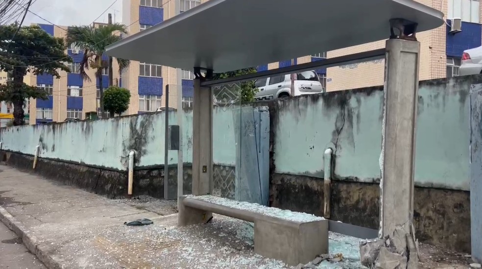 Motorista perde controle de veículo e destrói ponto de ônibus. — Foto: Reprodução/Redes sociais