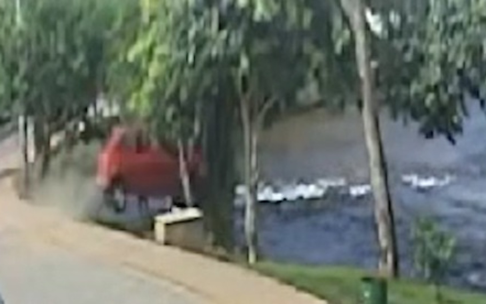 Câmeras de segurança registram momento em que motorista de carro perde controle da direção e cai em rio na Bahia; VÍDEO