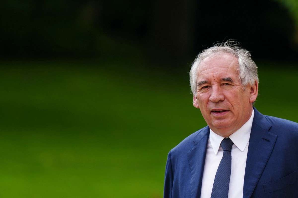 François Bayrou, de centro, é nomeado novo primeiro-ministro da França por Macron