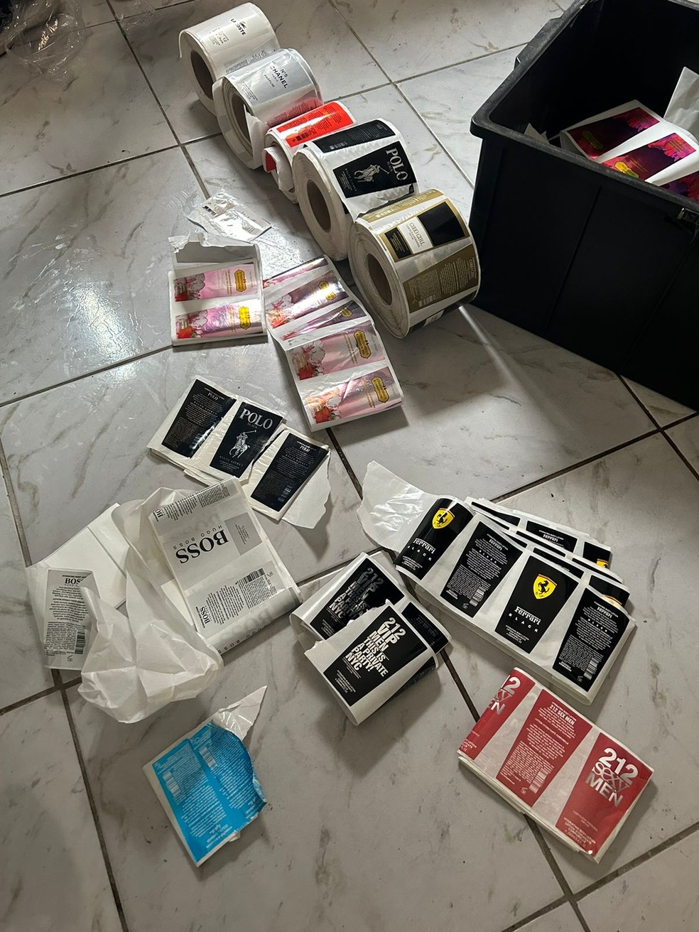 Rótulos de grandes grifes foram encontrados na fábrica clandestina em Mogi das Cruzes — Foto: Polícia Civil/Divulgação