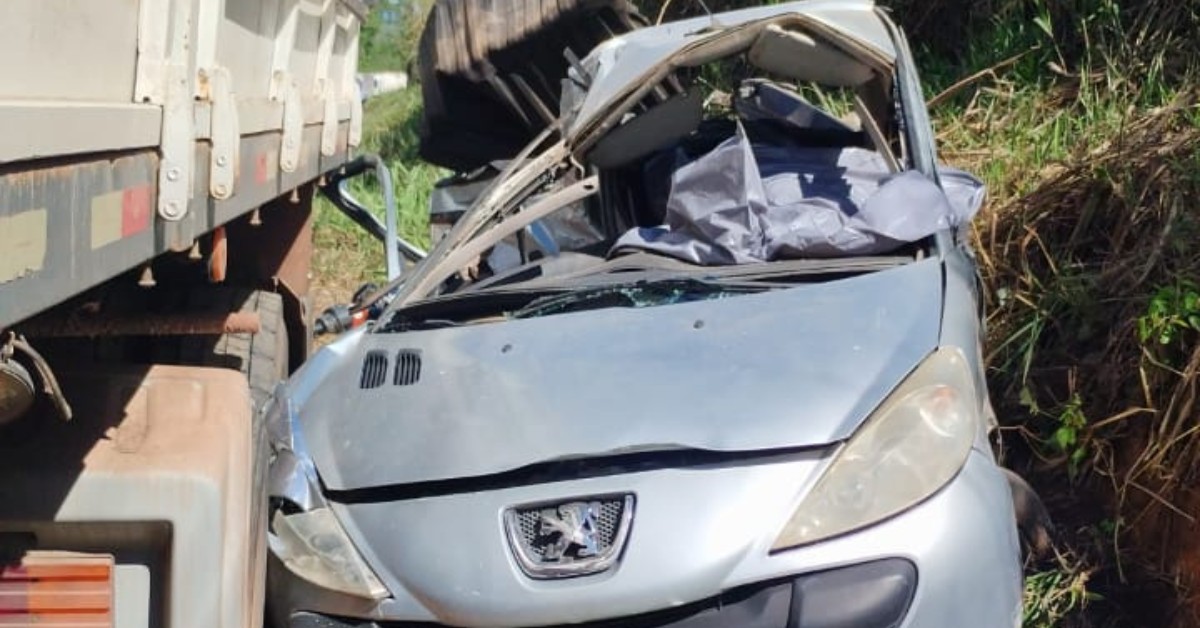 
Motorista morre após colisão entre carro e duas carretas na BR-458, em Ipatinga