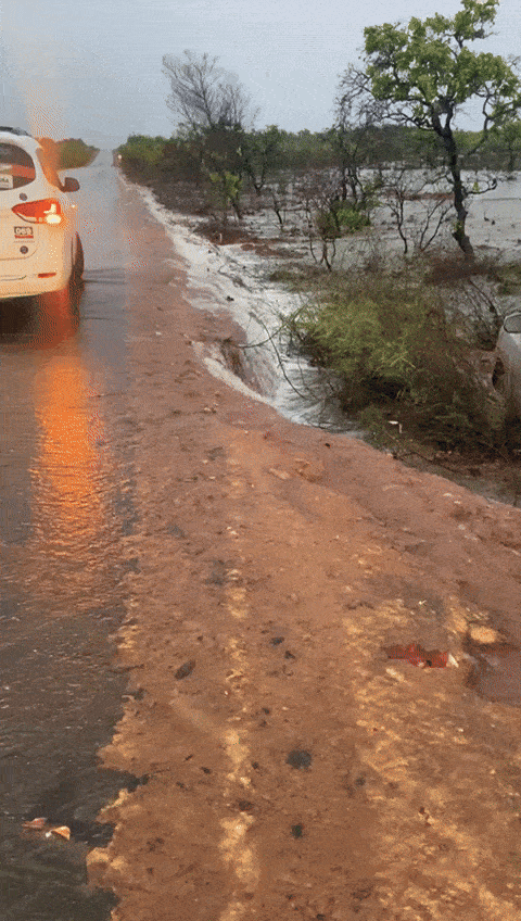 Rio transborda após forte chuva e alaga rodovia ao Norte de Roraima