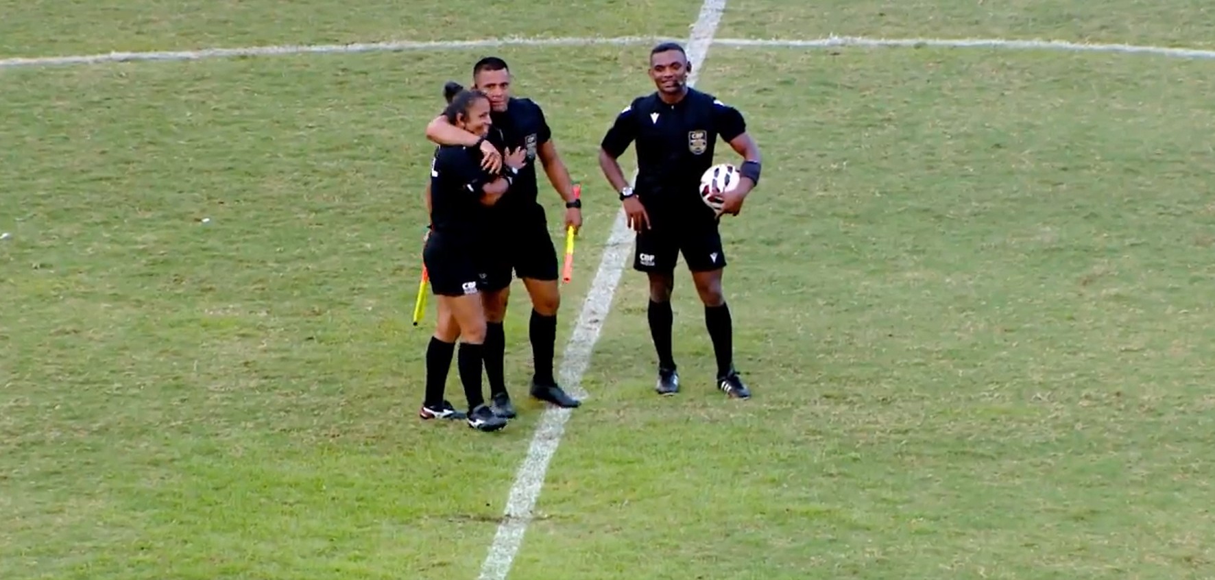 Mãe e filho dividem campo como árbitros no Amazonas e transformam paixão pelo futebol em profissão