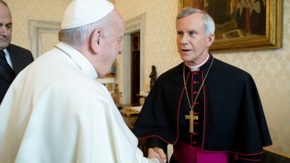 Papa Francisco e o então Bispo Joseph Strickland, do Texas, em 2020. — Foto: Reuters via BBC