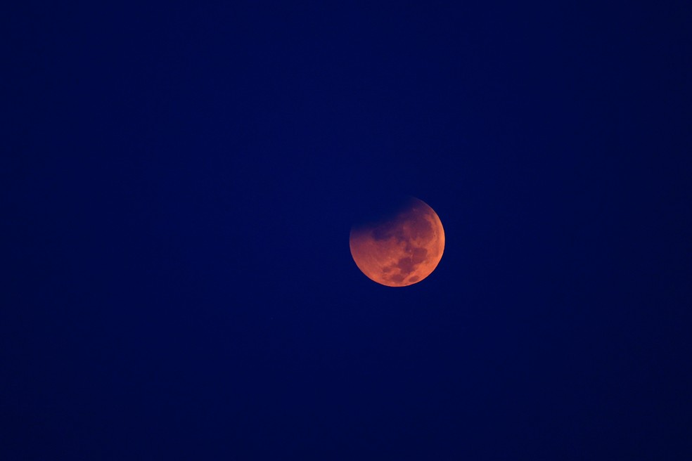 Eclipse lunar parcial � visto em Jeddah, na Ar�bia Saudita, nesta sexta-feira (28). � Foto: Ibraheem Abu Mustafa/Reuters