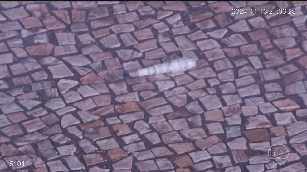 Imagem mostra primeiro artefato lançado em direção ao STF. — Foto: TV Globo/Reprodução