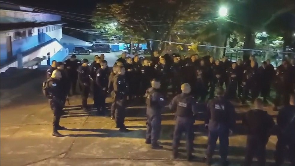Cerca de 500 agentes participam de ação conjunta das polícias Civil e Militar contra o roubo de cargas e carros em Senador Camará — Foto: Reprodução/ TV Globo