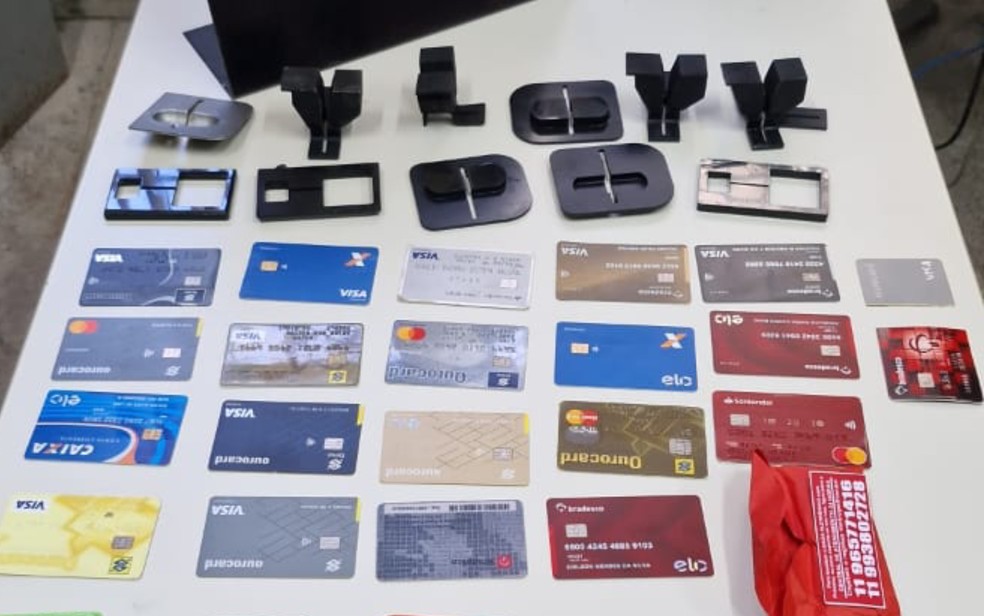 Material apreendido com grupo que roubava cartões e aplicava golpes, em Paulista — Foto: Polícia Civil/Divulgação