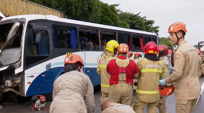 Acidente entre ônibus e caminhão deixa um morto e mais de 25 feridos na Grande João Pessoa 