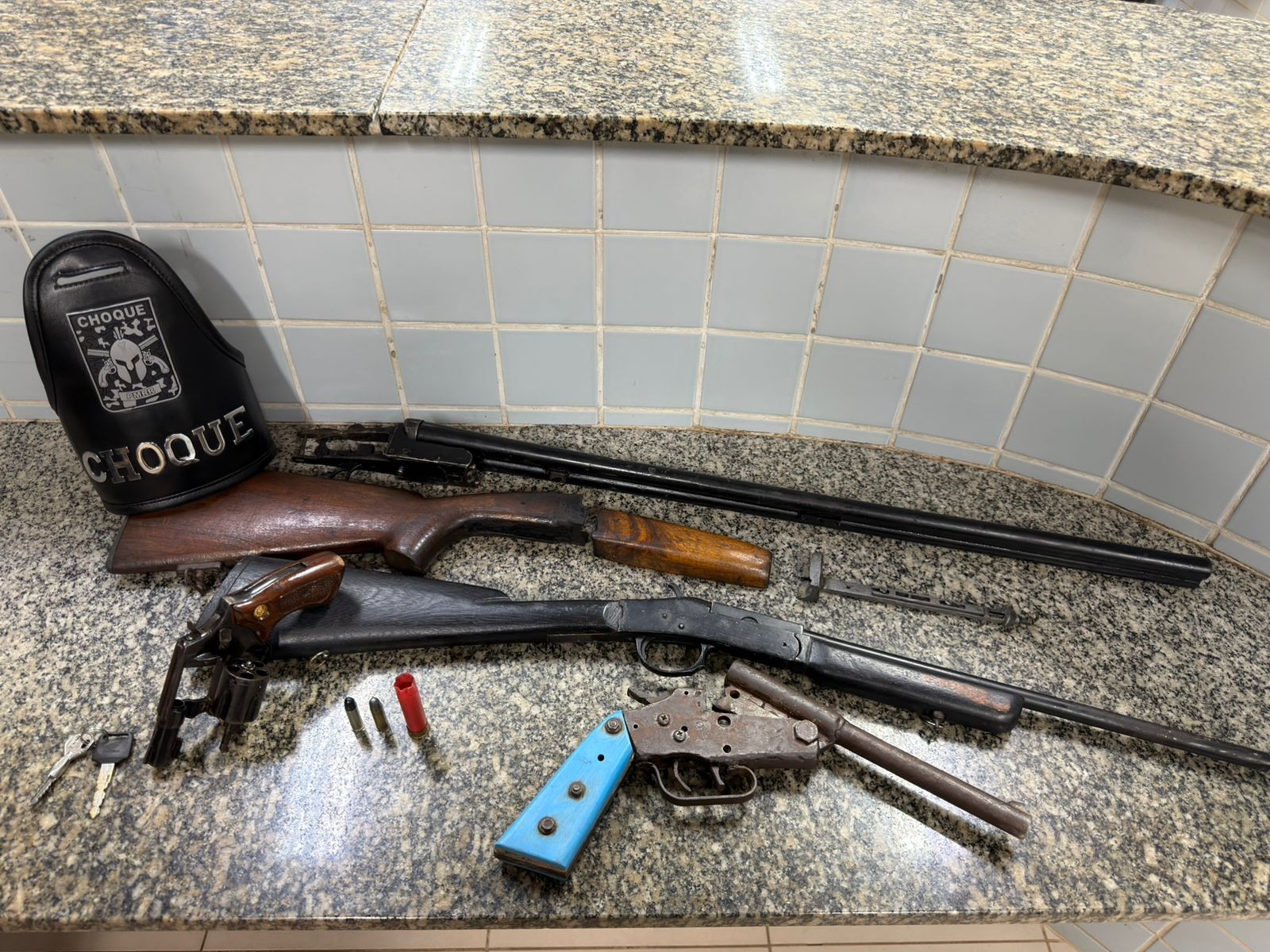 Tio e sobrinho são presos ao tentar vender armas trazidas de garimpo 
