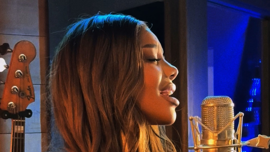 Gravação de temas do musical ‘Hair’ por Ludmilla é válida pela diversidade, mas falta vibração ao canto da artista -