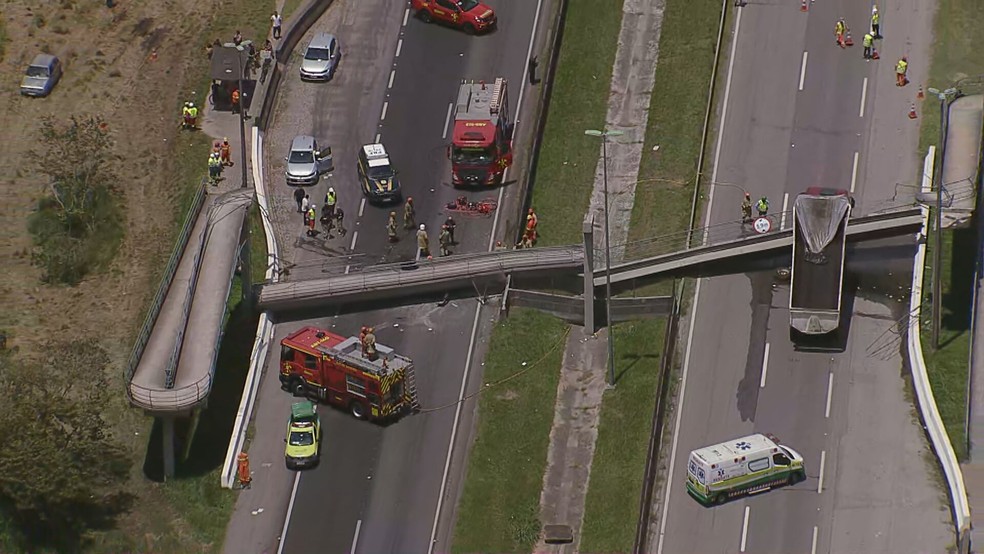 Carreta derruba passarela em Guapimirim — Foto: Reprodução/TV Globo